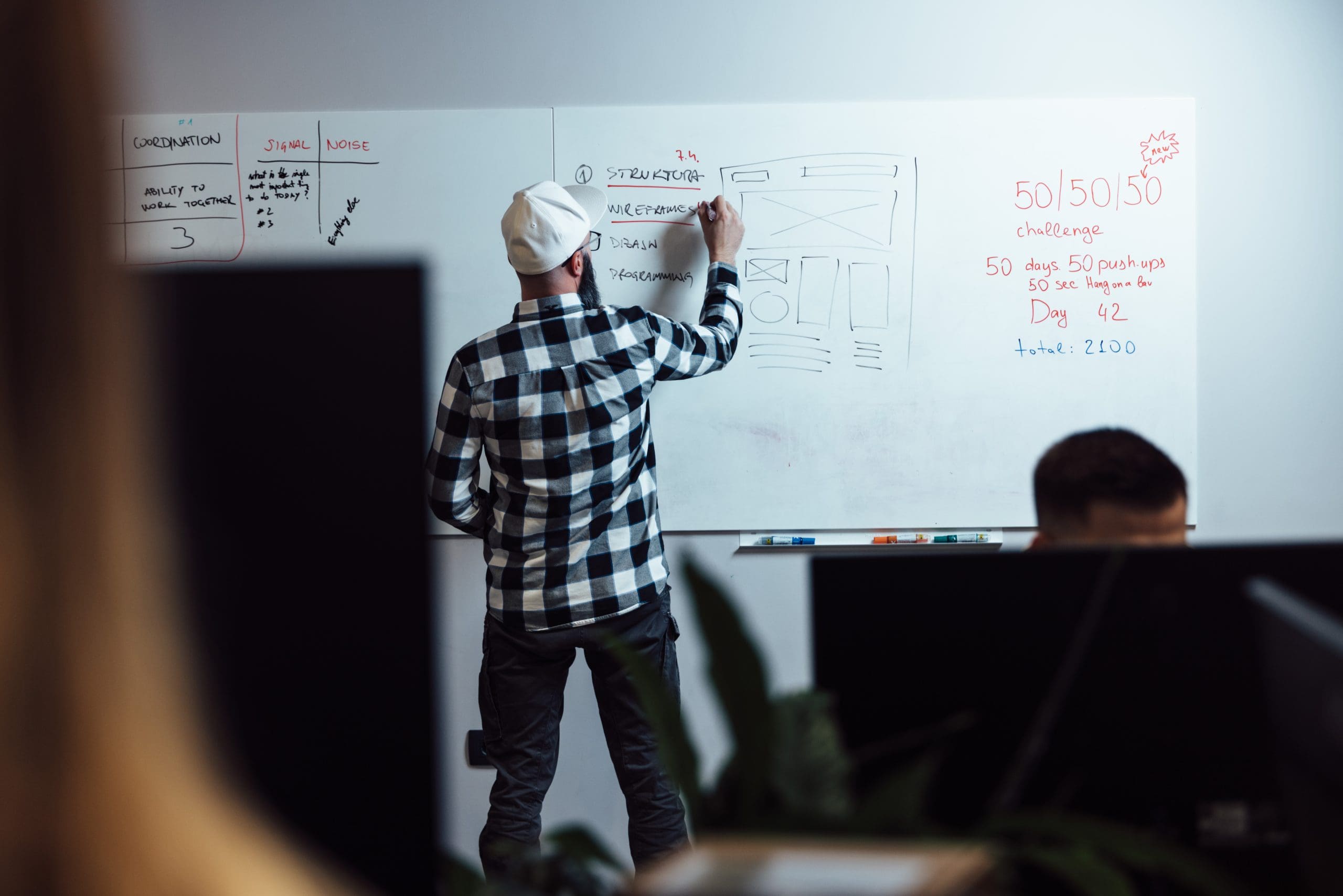 Predavatelj predstavlja digitalno strategijo na tabli